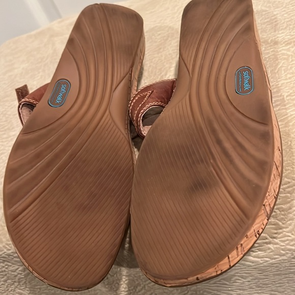 Softwalk sandals comfy. Great walking sandal with Velcro for great fit/comfort - Picture 5 of 10